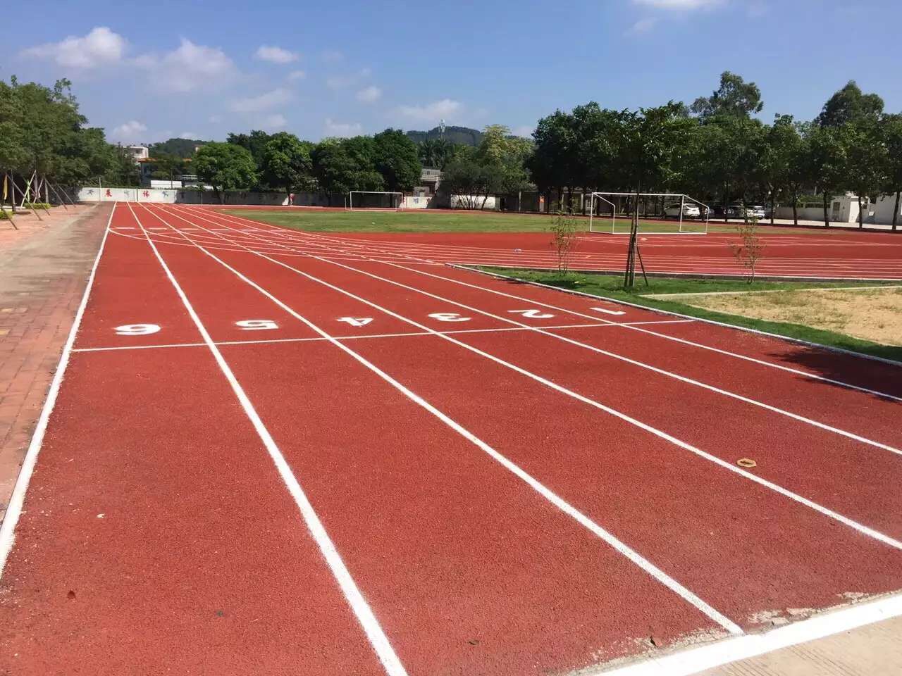 广州塑胶跑道珠海斗门莲溪学校透气型完美验收！
